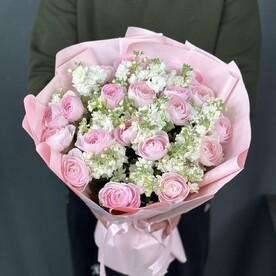 Розовый ранункулюс с маттиолами