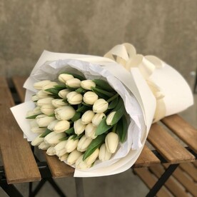 Весенний букет из белых тюльпанов