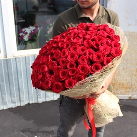 Роскошный букет из 101 красной розы 