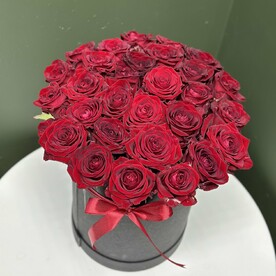 29 Красных роз в шляпной коробке