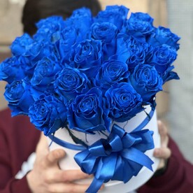 25 синяя роза в чёрной коробке