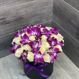 Белая роза с орхидеями