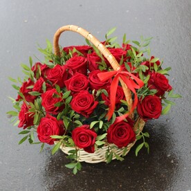 Корзина из красных роз