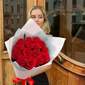 Моно букет из 15 Красных Роз Ред Аваланж