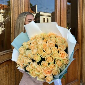 Букет из 61 Роза Пич Аваланж 60 см в яркой упаковке