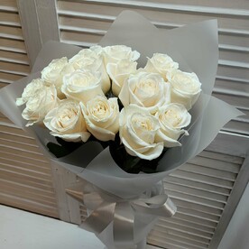 15 белых роз