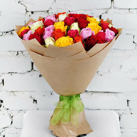 Букет 51 роза микс Кения 40 см в крафте.