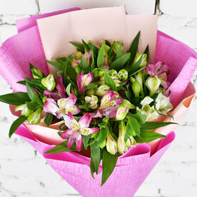 Букет 9 альстромерий микс в упаковке