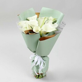 Букет 9 белых калл в упаковке