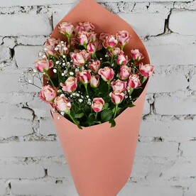 Букет 5 кустовых роз с гипсофилой.