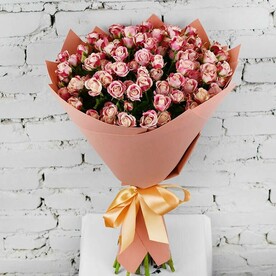 Букет 15 розовых кустовых роз 60 см.