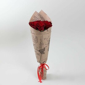 Букет 7 красных роз Эквадор 60 см. В крафте
