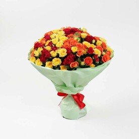 31 кустовая роза микс 50 см. В упаковке.