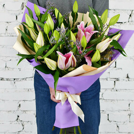 Букет 5 розовых лилий с лимониумом