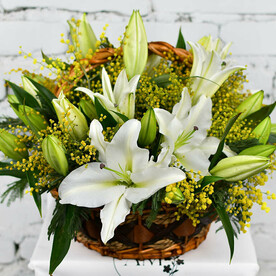 Композиция Лилии с мимозой в корзине