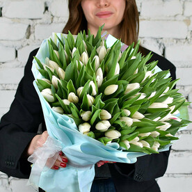 Букет 101 белый тюльпан в упаковке