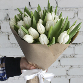 Букет 25 белых тюльпанов в крафте
