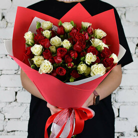 Букет 17 кустовых роз красно-белый микс