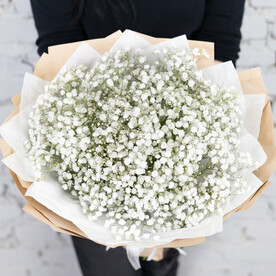 Букет 7 белой гипсофилы в крафте