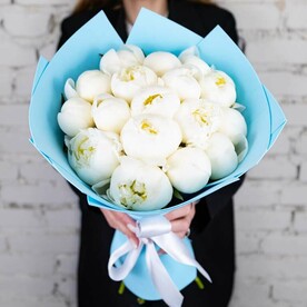 Букет 17 белых пионов в упаковке
