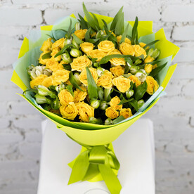 Букет 13 альстромерии с кустовой розой