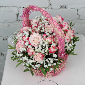 Композиция Кустовая роза с гипсофилой в корзине