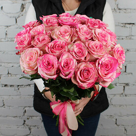 Букет 25 роз Мэджик таймс Эквадор
