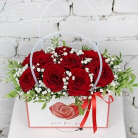 Композиция 9 красных роз с гипсофилой