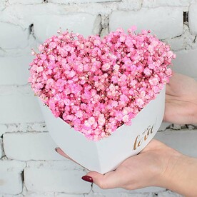 Композиция Розовое сердце из гипсофилы.
