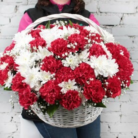 Композиция 50 красных гвоздик с хризантемой в корзине
