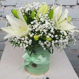 Белая лилия с гипсофилой в шляпной коробке