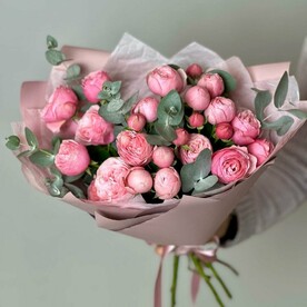 Букет из пионовидных кустовых роз