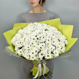 Большой букет кустовых ромашковидных хризантем