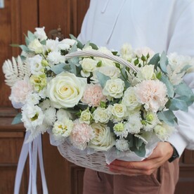 Корзина с цветами "Белоснежное утро" с пионовидными розами, лизиантусом и эвкалиптом. Подарок на День рождения
