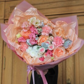 Букет премиум "Цветочная страсть" с пионовидными розами, лизиантусами, сантини и эвкалиптом. Букет на День рождения или свадьбу