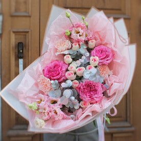 Букет премиум "Ягодный микс" с пионовидными розами, лизиантусами, гвоздиками и эвкалиптом