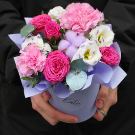 Цветы в коробке "Микс счастья" с пион овидными розами и хлопком