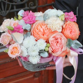 Розовая композиция в корзине с розами и эустомой на День рождения или свадьбу