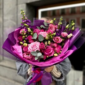 Букет яркий "Черничные ночи" с пионовидными розами и маттиолой