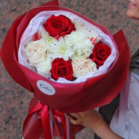 Букет "Алая роза" с красными розами и хризантемой