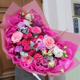 Яркий букет "Великая любовь" с малиновыми розами