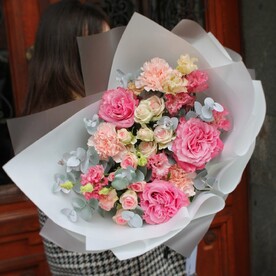 Букет премиум "Розовый микс" с пионовидными розами, лизиантусами, гвоздиками и эвкалиптом на День рождения