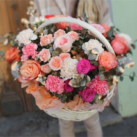 Роскошная корзина с цветами "Золотой век".  Подарок на День рождения, юбилей, годовщину
