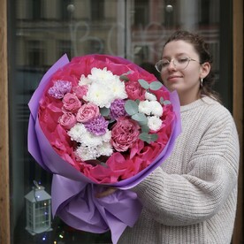 Букет "Яркая ночь М" с пион овидной розой и сантини