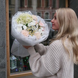 Букет "Обними меняя" с гортензией и кружевными диантусами