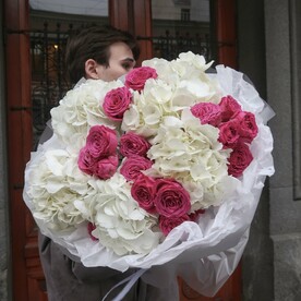 Букет "Нежное очарование" L с гортензиями и кустовыми розами