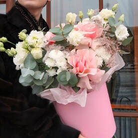 Композиция "Нежный сон" с пионовидными розами и лизиантусом