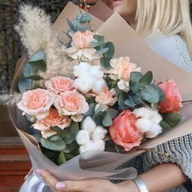 Букет "Плюшевый Хлопок" из пион овидных роз и хлопка