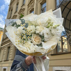 Букет "Облачная вуаль" с пион овидной розой и матрикарией