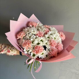 Букет хризантем с розовыми диантусами